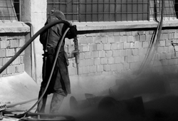 Sablarea in mediu uscat sau umed a suprafetelor interioare sau exterioare